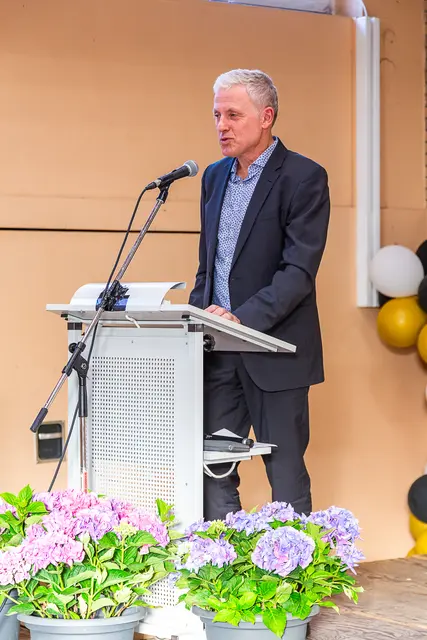 Er verglich die Abschlussklassen mit einem besonderen Wein-Jahrgang: Neu-Schulleiter Johannes Pöckler.
