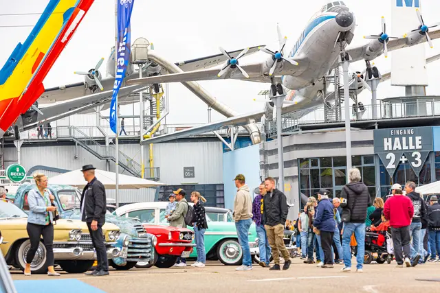 Echtes „Für Fans von Fans“-Feeling beim alljährlichen US-Car Treffen im Technik Museum Sinsheim: Besucher auf der Zeitreise von historischen Straßenkreuzern bis zu modernen Kraftpaketen. | Foto: TMSNHSP