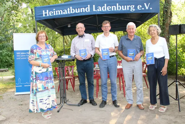 Die Jahrbuchautoren Carola Schuhmann, Hermann Dunda, André Rehmsmeier und Werner Molitor (links nach rechts)  präsentierten mit der 2. Vorsitzenden des Heimatbundes, Evelyn Bausch, das neuste Heimatbund-Werk. 
