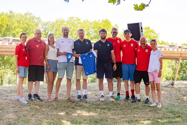 Mit der Trikot-Übergabe besiegelten die TSG Hoffenheim und die LSV 1864 die Partnerschaft im Bereich Mädchen- und Frauen-Fussball. 