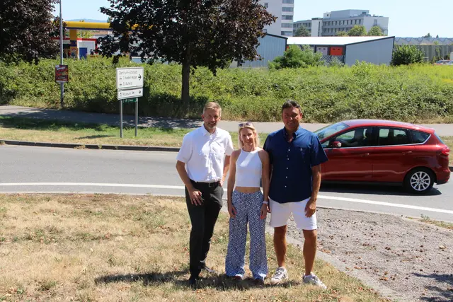 Die Investoren Sabrina Burkhardt und Sven Witteler freuten sich mit Bürgermeister Schmutz, dass beim Benz-Kreisel das neue Ärztehaus gebaut wird. 