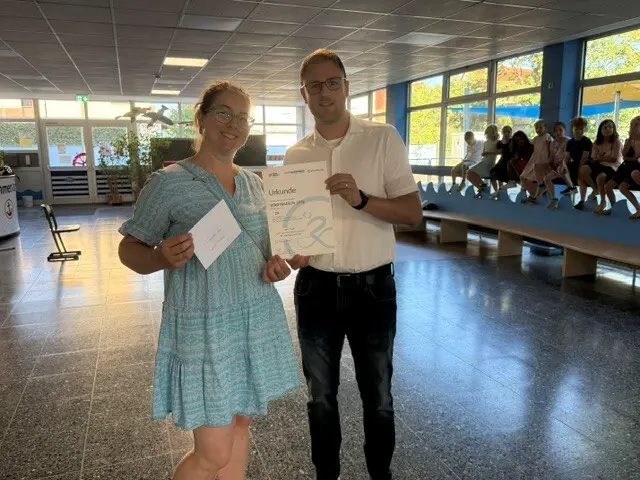 Bürgermeister Florian König mit Urkunde für das STADTRADELN-Team der Graf-von-Oberndorff-Schule" und Preisträgerin Sophia Horlacher | Foto: Dominik Eberle / BMA