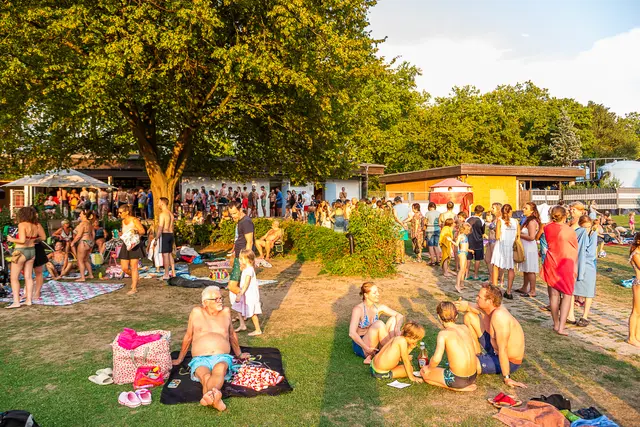 Die Warteschlangen am Kiosk waren durchgehend lang. Erst gegen Ende des Abends entspannte sich die Situation. 