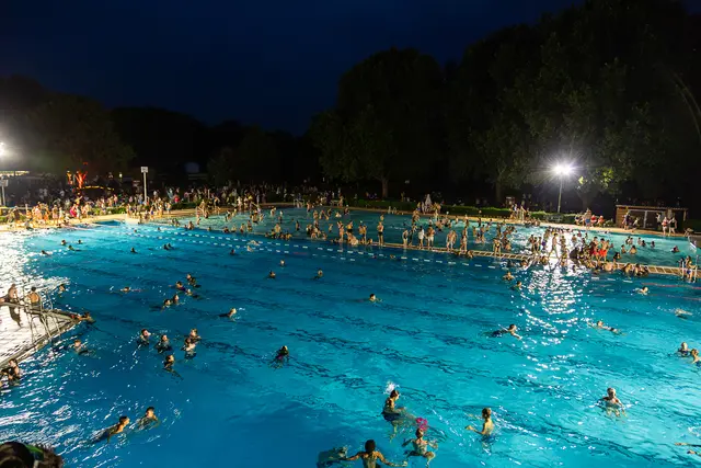 Die Becken in ihrer alten Form im Flutlicht. Nach der Sanierung wird das "Becken-Layout" ein anderes sein. 