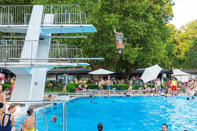 Etliche verabschiedeten sich auch vom Sprungturm - mit waghalsigen Sprüngen.