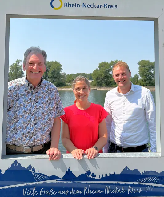 Die Bürgermeister/in Ralf Göck, Lisa Schlüter und Florian König grüßen vom Rheinufer in Brühl | Foto: Ungerer