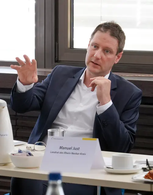 Landrat Manuel Just im Gespräch mit Medienvertreterinnen und -vertretern. | Foto: Foto: Landratsamt Rhein-Neckar-Kreis