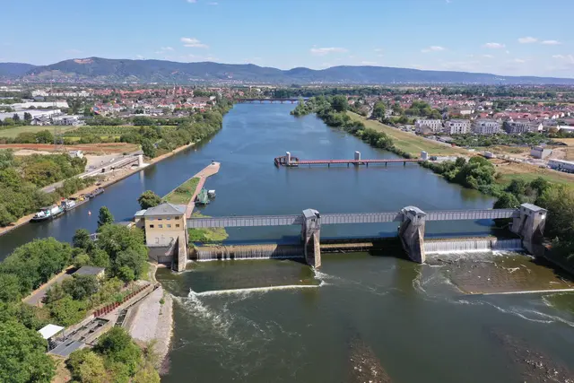 Neckarbrücke Blick auf Wehr Ladenburg mit dahinterliegenden Brückenpfeilern - Blickrichtung Ost | Foto: RPK