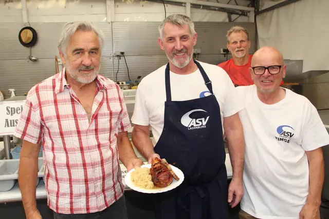 Die ASV-Vereinsmetzger Fritz Müller, Manfred Schäfer, Michael Heilmann und Herbert Maier (links nach rechts) servierten leckere Grill-Haxen mit Sauerkraut. 