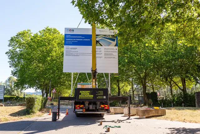 Da "schwebt" die große Baustellen-Infotafel langsam an ihren Platz, an dem sie die nächsten Monate stehen wird.  