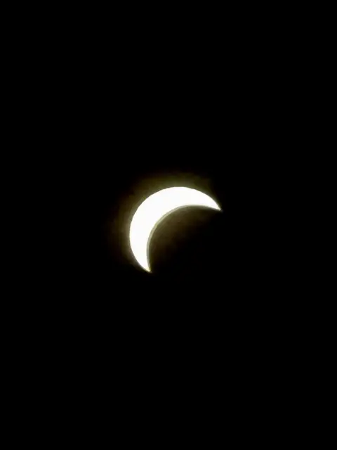 Gegen 19.50 Uhr hatte sich der Mond schon größtenteils über die Sonnenscheibe geschoben. 