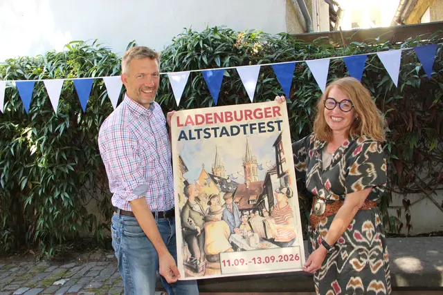 Bürgermeister Schmutz und die Altstadtfest-Verantwortliche Petra Liebig warben im Innenhof des Dreckgässels für den Besuch des Altstadtfestes. 