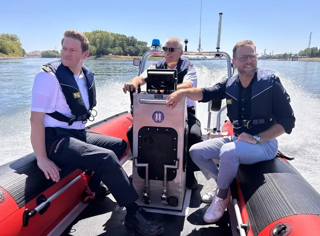 Feuerwehrchef Thomas Näther, Bernd Reuther und Volker Proffen bei der ersten Ausfahrt mit dem neuen Boot. | Foto: Stadt Mannheim