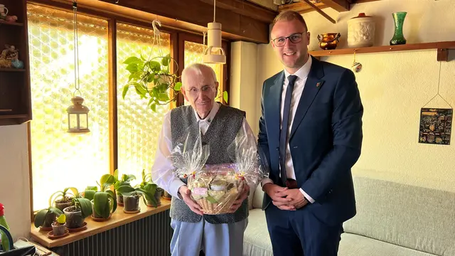Bürgermeister Florian König gratuliert Herrn Kraus zum 95. Geburtstag | Foto: BMA