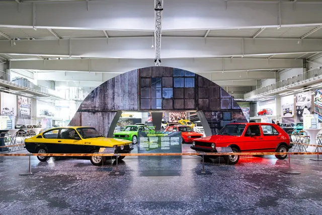 Knapp zwei Jahre begrüßte diese Eingangsszene die Besucher der Sonderausstellung „Faszination Tuning – VW vs. Opel“ im Technik Museum Sinsheim.  | Foto: Foto: TMSNHSP.