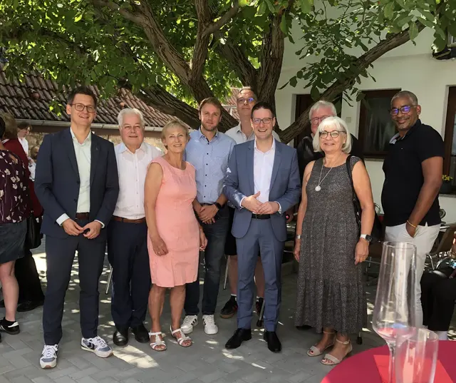 Landrat Manuel Just (Mitte) mit den Kreisrät(inn)en v.l.n.r.: BM Walther (SPD), Herold (FDP), Oberle (CDU), BM König (CDU), Dr. Labudda (Linke), Riemensperger (FW), Seemann (FDP) und OB Ehret (FW).

 | Foto: FDP Ortsverband Edingen-Neckarhausen