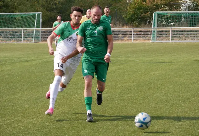 Benjamin Wanzek ist vor seinem Gegenspieler aus Sandhofen am Ball.  | Foto:  /Foto: -wy