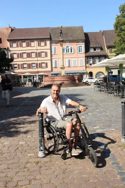 Das Kopfsteinpflaster am Marktplatz ist alles andere als behindertenfreundlich. 