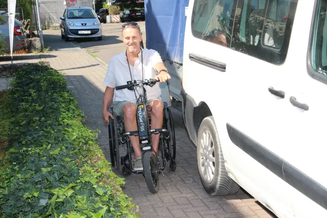 Rücksichtsloses Gehwegparken erschwert das Leben der Rollstuhlfahrer beträchtlich. 