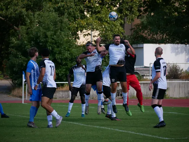 Hoch her ging es ein ums andere Mal auch im Friedrichsfelder Strafraum beim Spiel beim TSV 47 Schönau.  /Foto: -wy