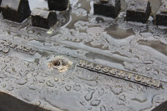 Wasser steht zwar auf dem Ladenburg-Modell – der Wasserturm ist allerdings weg. Unbekannte haben die Bronzefigur abgebrochen. 