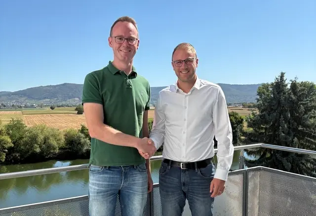 Landtagsabgeordneter Dr. Bastian Schneider und Bürgermeister Florian König auf dem Balkon des Rathauses