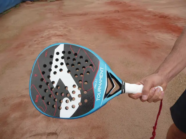 Der Padel-Schläger: feste Schlagfläche, gelocht und kürzer als der Tennis-Schläger