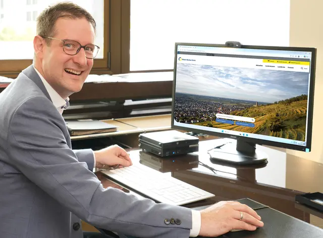 Landrat Manuel Just freut sich über den neuen Webauftritt des Kreises  | Foto: RNK
