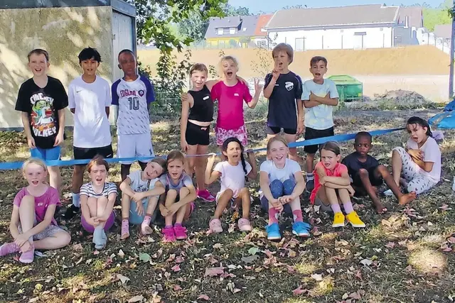 Besonders gut kam bei den Kindern die Slackline an. Schon nach kurzer Zeit balancierten sie ausgezeichnet, manche sogar ganz ohne Hilfe. | Foto: Nicoline Pilz | Rhein-Neckar-Zeitung