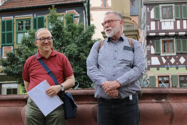 Jürgen Zieher (links) führte die Gäste durch die Stadt , Michael Penk als Vorsitzender des Arbeitskreises begrüßte seine  Mitglieder