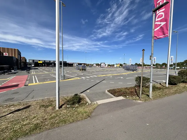 Viel versiegelte Fläche - kein Schatten: Der Kaufland-Parkplatz zeigt deutlich, warum Klimaanpassung schon bei der Planung mitgedacht werden muss. Bild: NABU