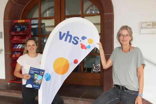 Melanie Dommel (links), die VHS-Leiterin und die VHS-Mitarbeiterin Silke Beckmann blicken optimistisch in die VHS-Zukunft. 