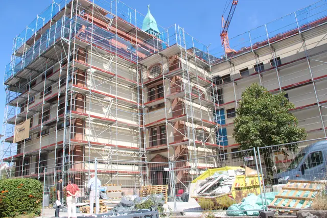 Die Dämmarbeiten an der Außenfassade der Werkrealschule sind fast abgeschlossen. 