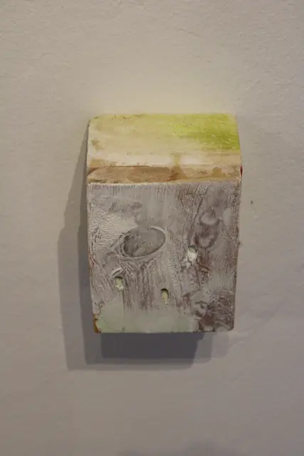 Eines der kleinsten Objekte: Holz mit Patina und Farbe