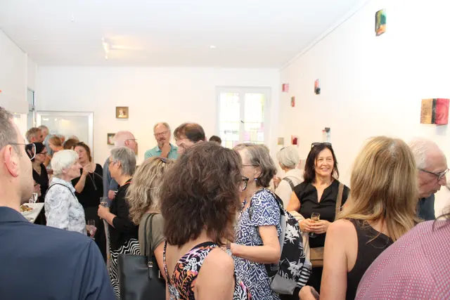 Bei der Vernissage am Freitag war der Kunstraum voll mit interessierten Besuchern