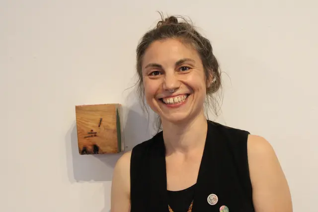 Annah-Katharina Litterst mit einem gefundenen Holzobjekt