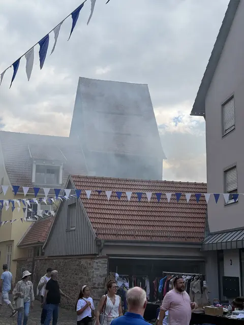 Der Rauchwolke vernebelte kurzzeitig die Kellereigasse. Durch Unachtsamkeit setzte ein Anwohner eine Hecke in Brand. 