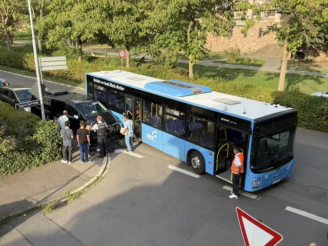 Infolge davon kollidierte ein Bus des ÖPNV mit einem Pkw. 