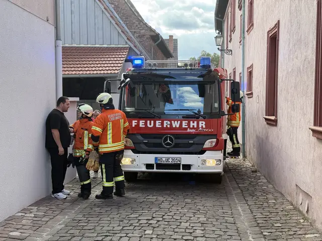 Nach ein aufmerksamer Nachbar mit einem Feuerlöscher den Brand eindämmte, übernahm die Feuerwehr die restlichen Löscharbeiten. 