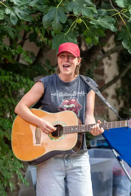 Die Straßenmusikerin Marine del Hey sorgte mit akustischer Gitarre für gute Stimmung. 