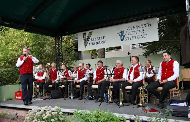 Der Leiter des Ensembles, Herbert Steiner (links), hatte für das Publikum etliche heitere Anekdoten mitgebracht.  | Foto: Foto: Helmut Jung