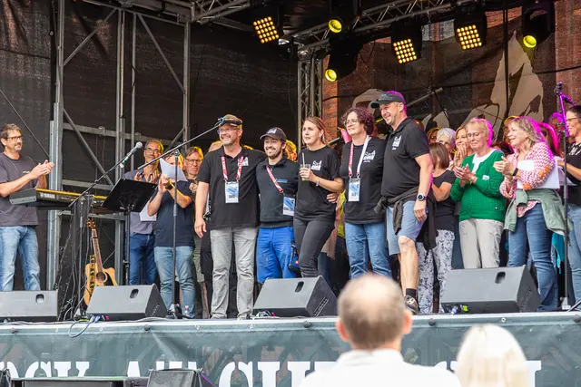 Ein Teil des Orga-Teams nahm stellvertretend für das Gesamt-Team den Dank vom Publikum für ein tolles Benefiz-Festival entgegen.