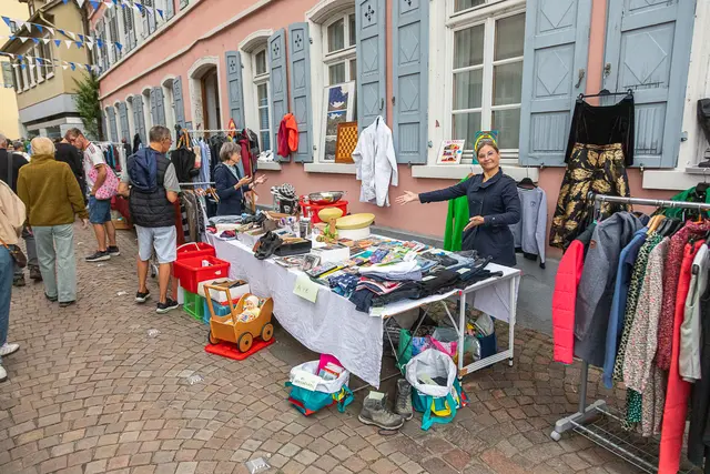 Auch am Sonntag war einiges auf dem Flohmarkt los, so wie hier am Stand von Katrin Armani.