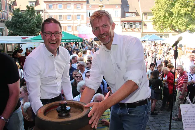 Bürgermeister Stefan Schmutz (rechts) und Landrat Manuel Just brachten den Fassanstich "unfallfrei" über die Bühne. 