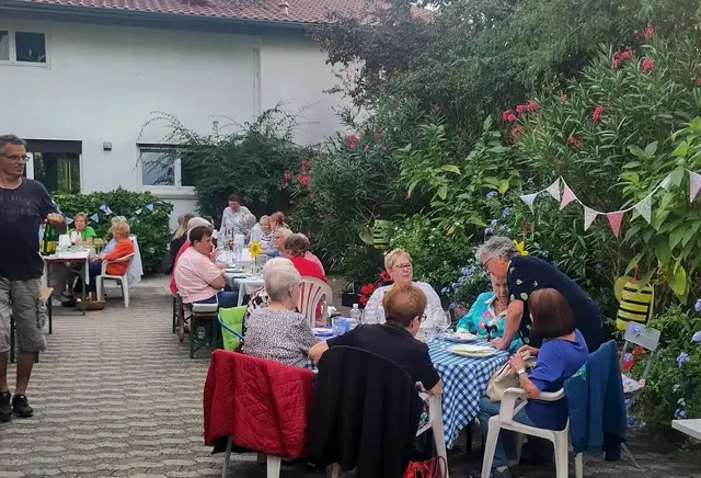Gemütliches Beisammensein der Landfrauen Neckarhausen im Hof von Hiltrud und Erich Ding. | Foto: Landfrauen Edingen