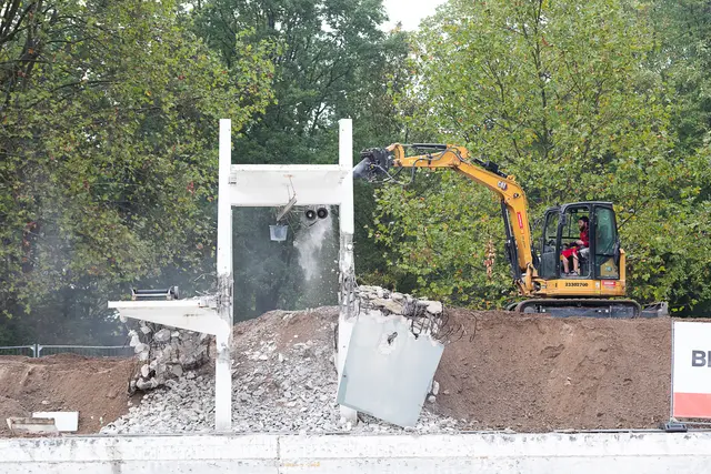9.50 Uhr – Nach 50 Minuten ist stellenweise der Turm schon deutlich gezeichnet und der verbaute Stahl an einigen Stellen sichtbar. 