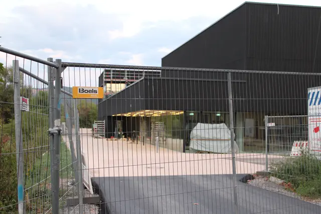 Bald ist sie fertig - auch wenn sie eher schwarz als grau erscheint, die neue Sporthalle