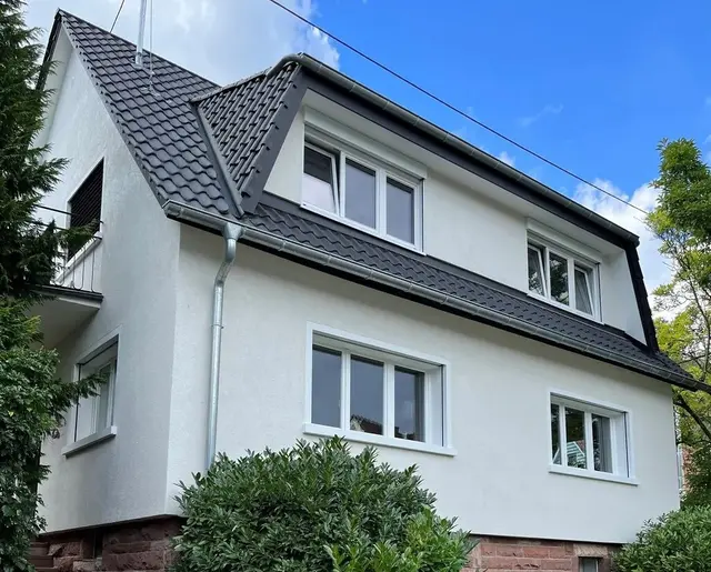 Nahezu alle Bauteile der Gebäudehülle dieses Zweifamilienhauses in Heidelberg wurden modernisiert und die Heizungsanlage erneuert. | Foto: Julia Behrens