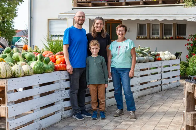 Familie Linnenbach ist stolz auf ihren Hof und ihren Hofladen in Neubotzheim. Und sie ist gut und breit für die Zukunft aufgestellt. 