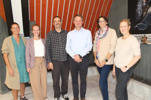 Alexandra Rosenzweig, Laura Rees, Tim Albers, Schulleiter Andreas Zuschlag, Ulrike Rivas Nass und Katharina Lässer (von links)